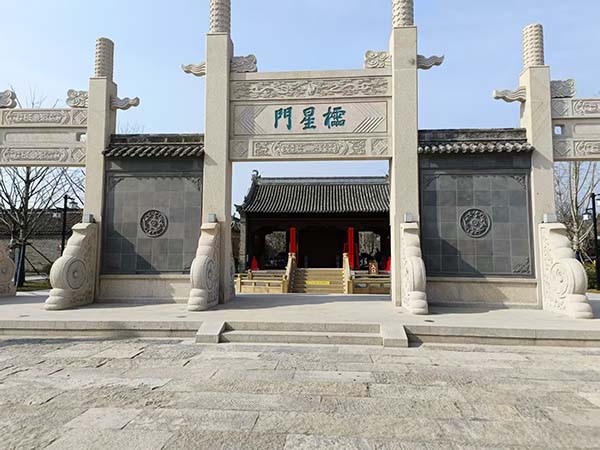 石欄桿是中國(guó)傳統(tǒng)建筑最常見(jiàn)的組成部分